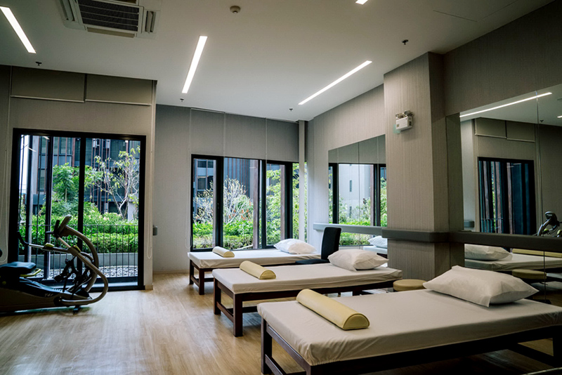 Manual therapy and pain-relief treatment beds at Sanpiti Rangsit